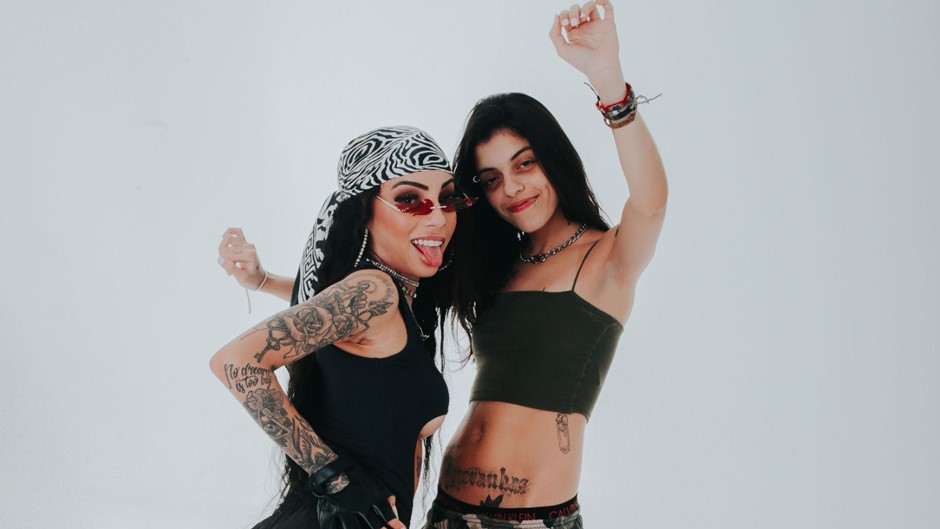 Andressa e Nath, da dupla Hyperanhas são o destaque do MTV Prestatenção do mês de maio. A faixa exibida durante a programação da MTV indica