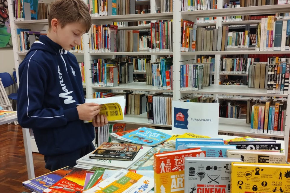 Ler sem compromisso e prazos e trocar dicas de leitura com amigos ajudam a tornar a rotina da leitura mais prazerosa (Foto: Thaís Lopes da Rosa/Colégio Marista São Luís)